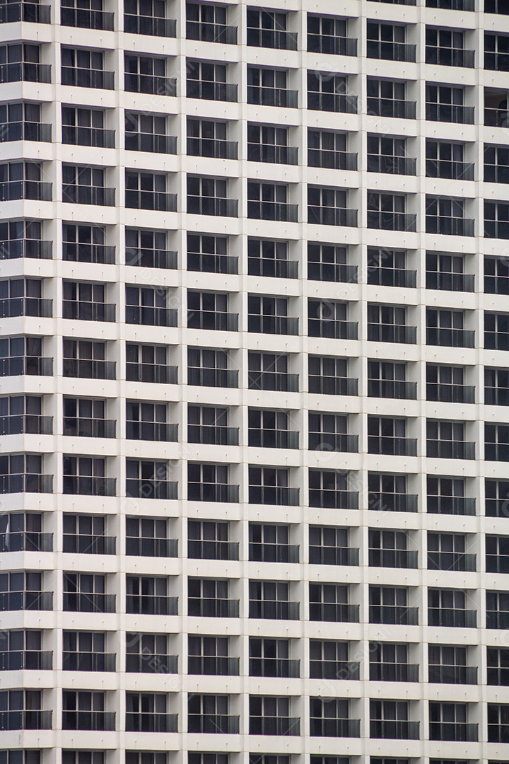 janelas de vidro preto em um prédio branco no Rio de Janeiro Brasil.
