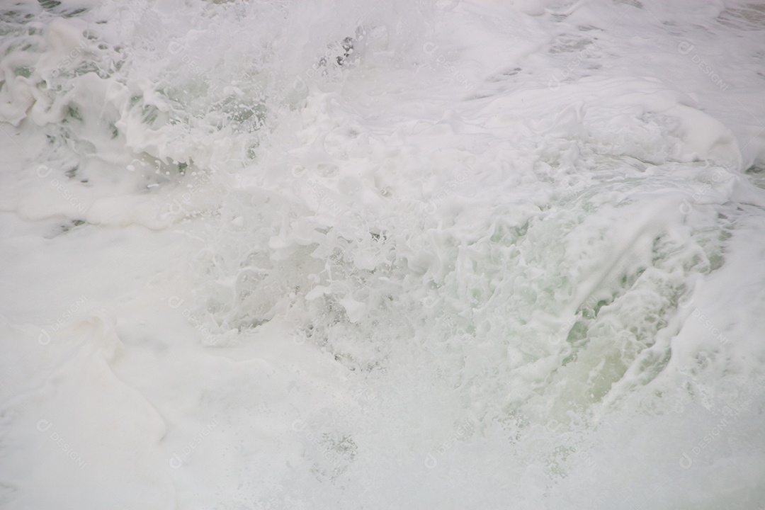 espuma branca de uma onda na praia do leblon no Rio de Janeiro Brasil.