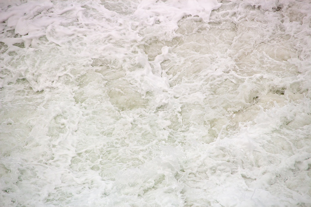 espuma branca de uma onda na praia do leblon no Rio de Janeiro Brasil.