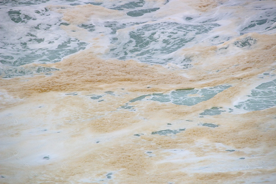 espuma branca de uma onda na praia do leblon no Rio de Janeiro Brasil.