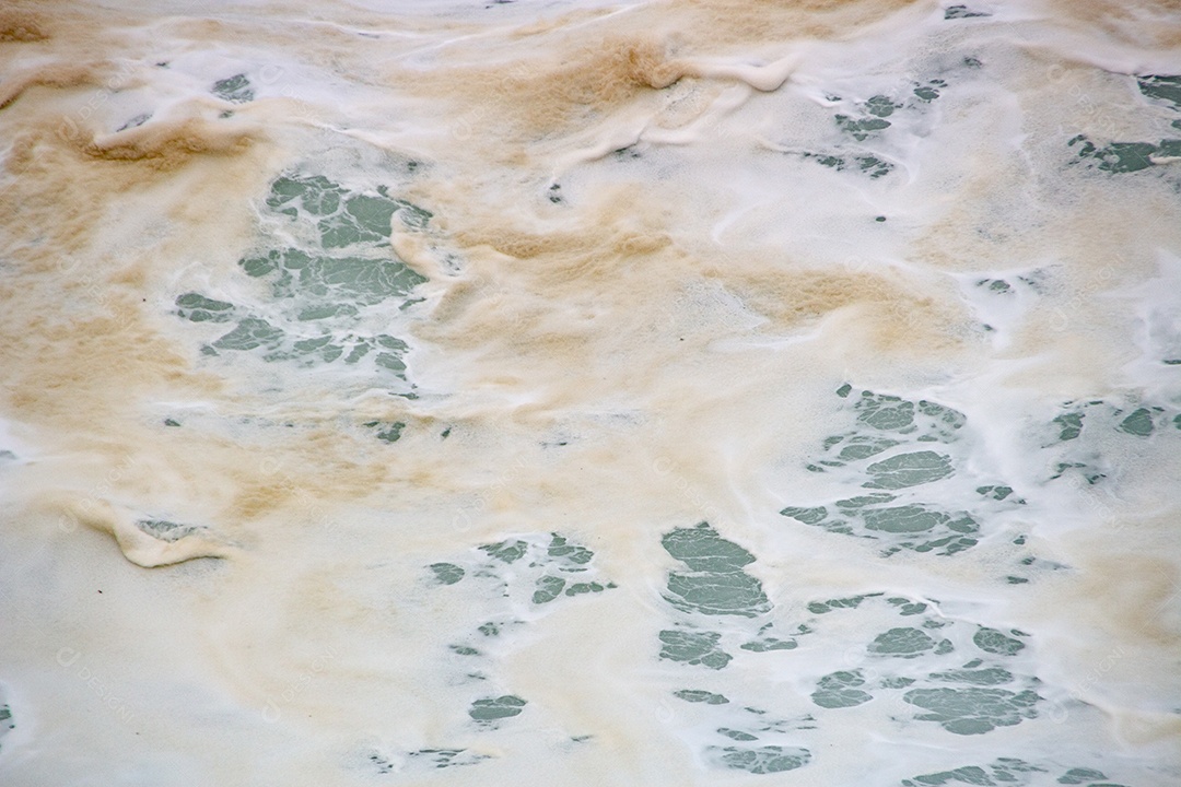 espuma amarela de uma onda na praia do leblon no Rio de Janeiro Brasil.