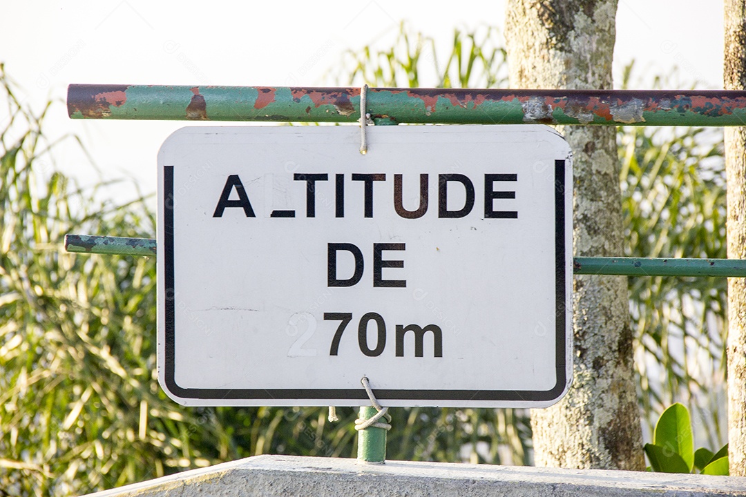 placas de informações brasileiras com as palavras: altitude de 70 metros