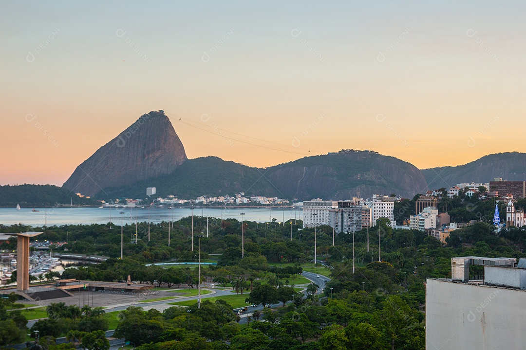 Aterro flamengo por do sol, pão de açúcar e baía de guanabara no Rio de Janeiro no Brasil.