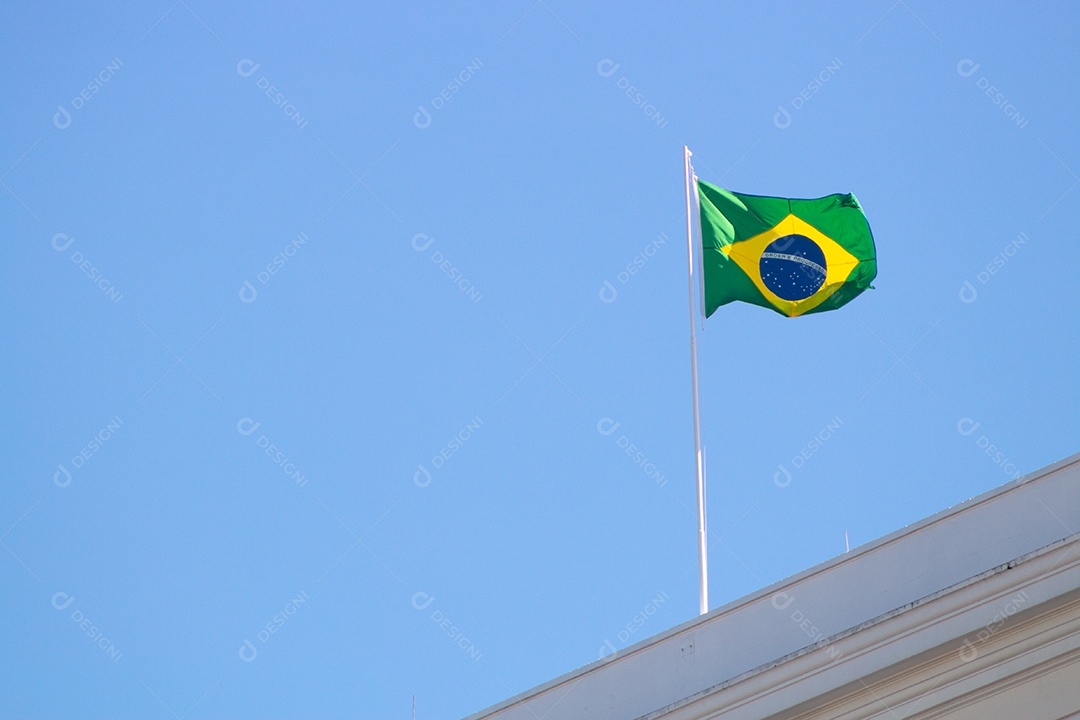 Bandeira brasileira ao ar livre em cima de um prédio na praia de Copacabana, no Rio de Janeiro.