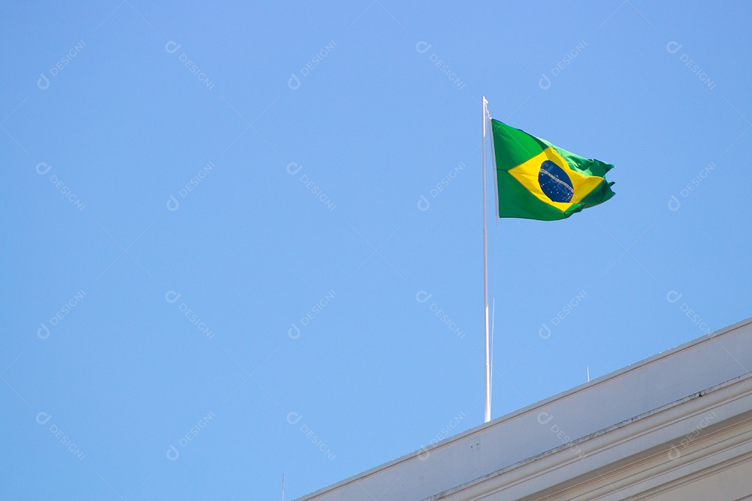 Bandeira brasileira ao ar livre em cima de um prédio na praia de Copacabana, no Rio de Janeiro.