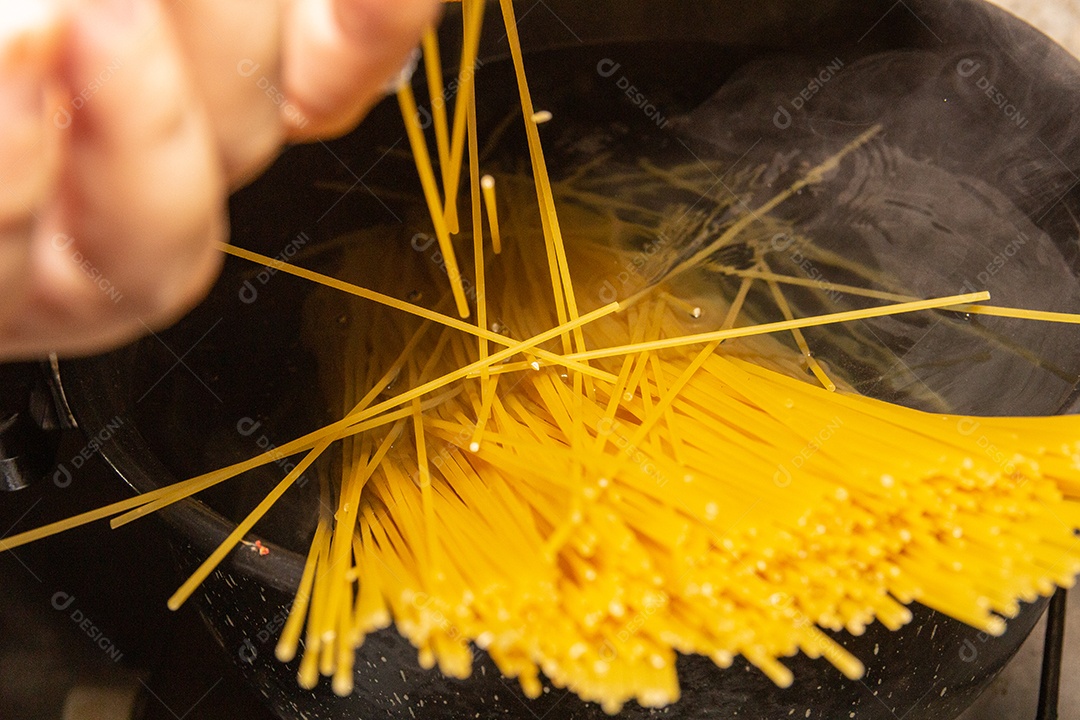 macarrão espaguete em uma panela com água no Brasil.