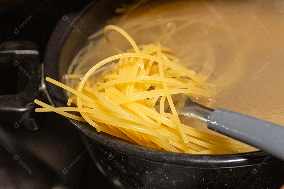 macarrão espaguete em uma panela com água no Brasil.