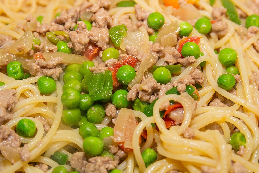 macarrão, carne moída, ervilha, pimentão e tomate picado em uma panela No Brasil.
