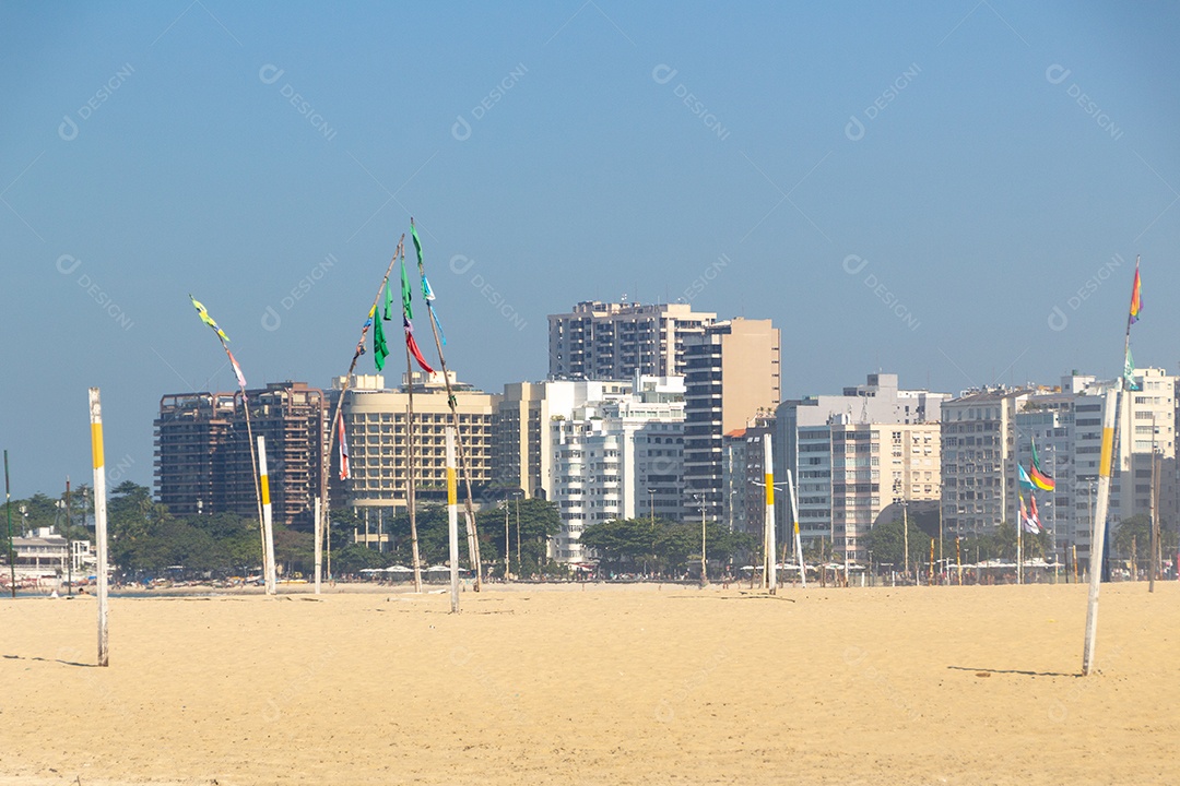 praia de copacabana vazia durante a quarentena do coronavírus no Rio de Janeiro Brasil.