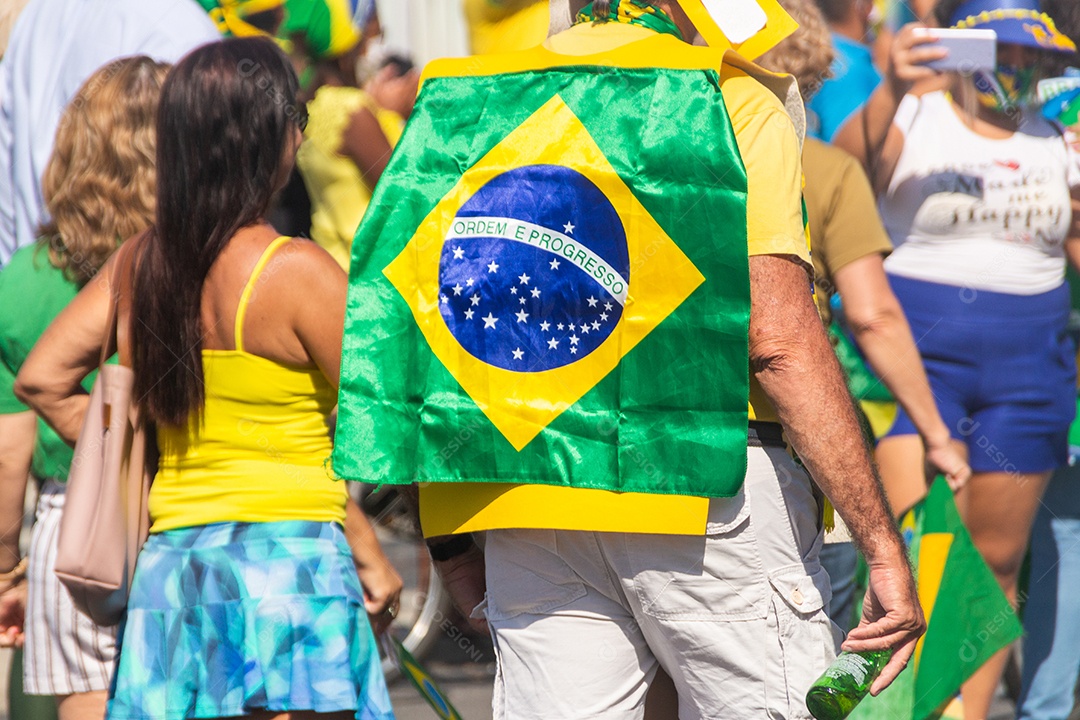 bandeira brasileira nas costas de uma pessoa no Rio de Janeiro Brasil.