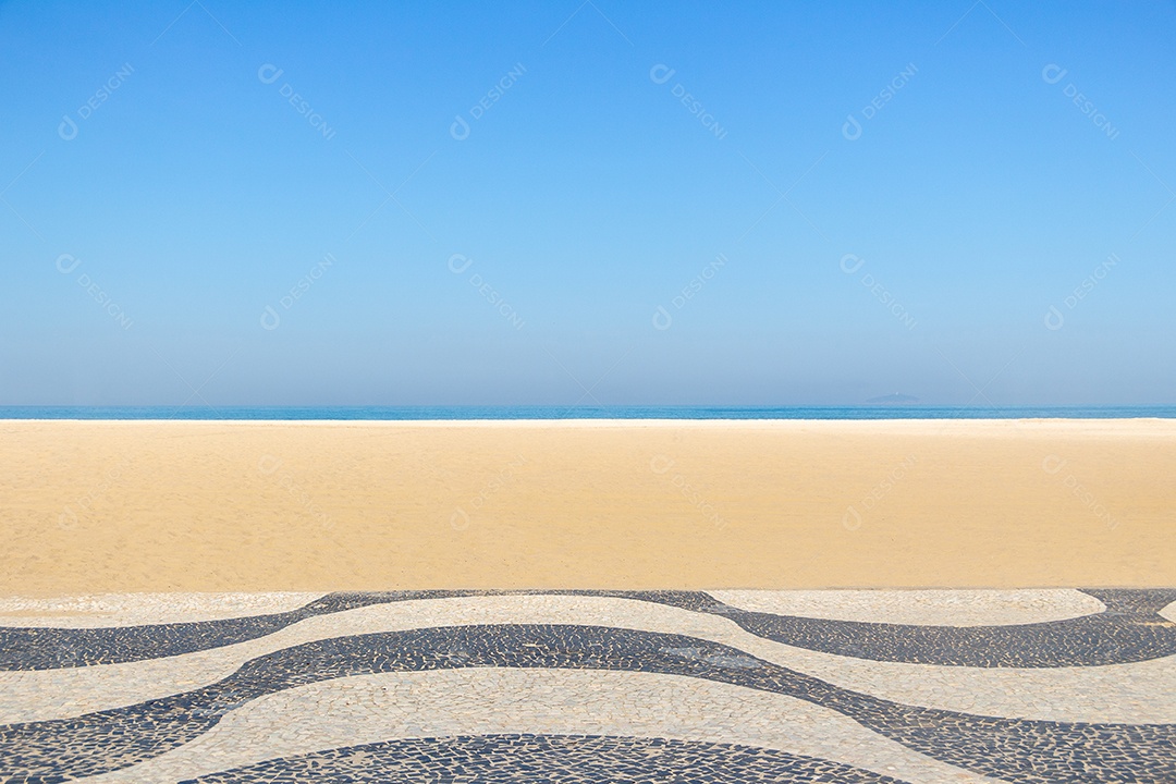 Calçadão clássico de Copacabana com a praia ao fundo no Rio de Janeiro Brasil.