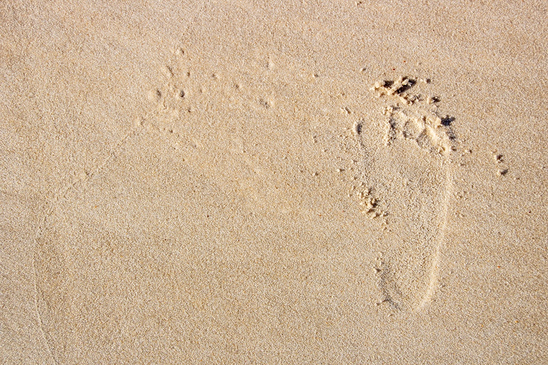 pegada na areia da praia de Copacabana Rio de Janeiro..