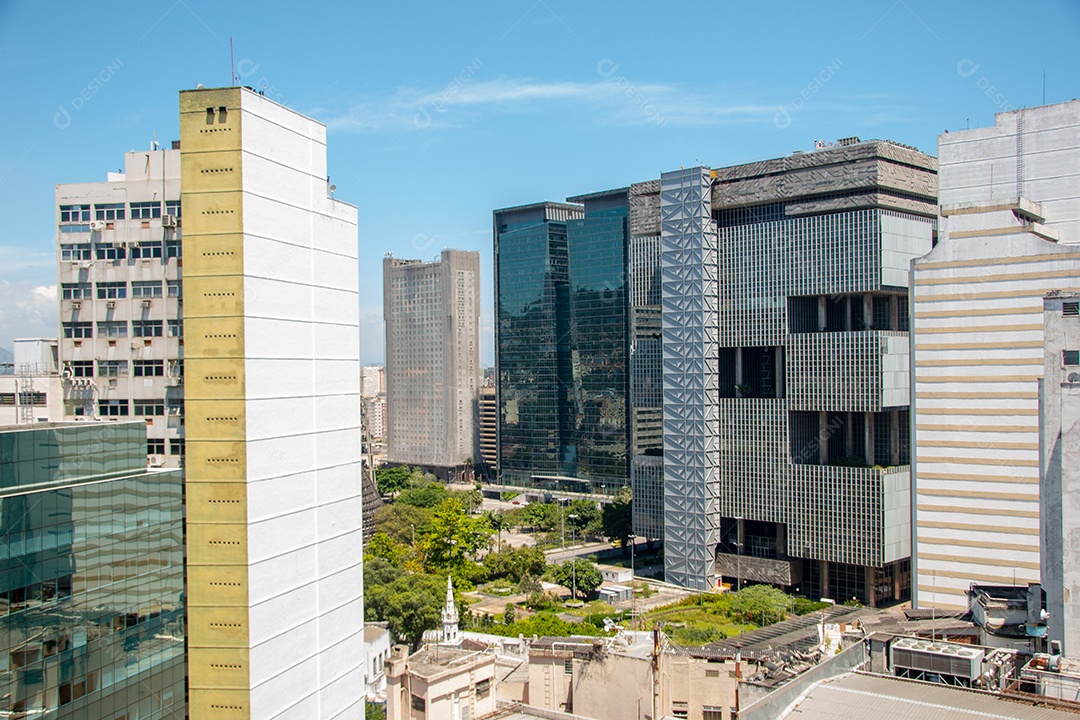 Vista da favela Babylon da praia de Copacabana no Rio de Janeiro Brasil.