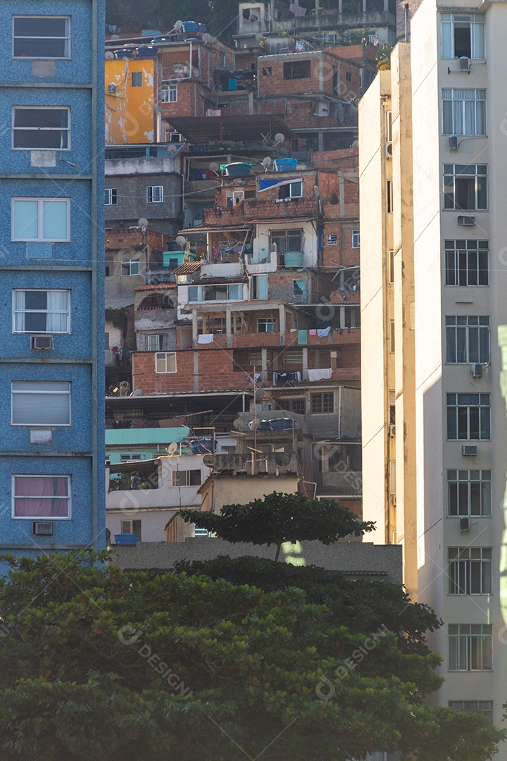 Vista da favela Babylon da praia de Copacabana no Rio de Janeiro Brasil.
