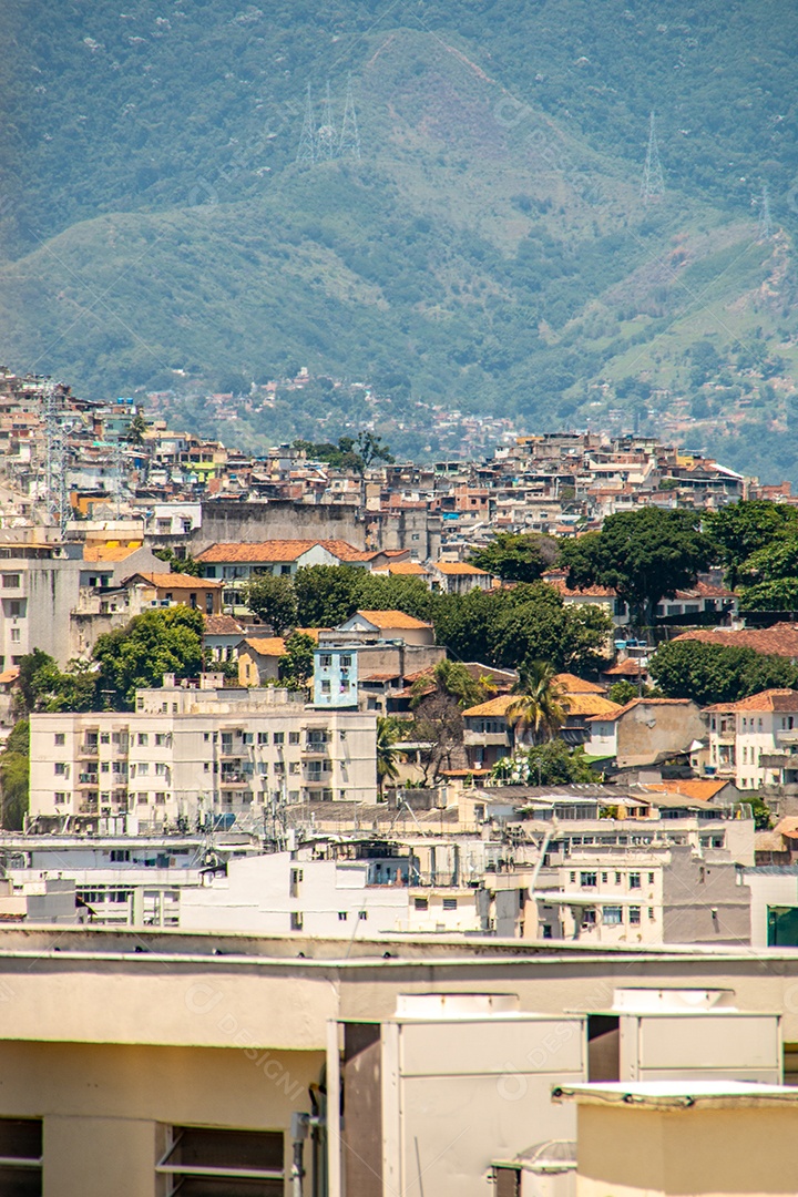Vista da favela Babylon da praia de Copacabana no Rio de Janeiro Brasil.