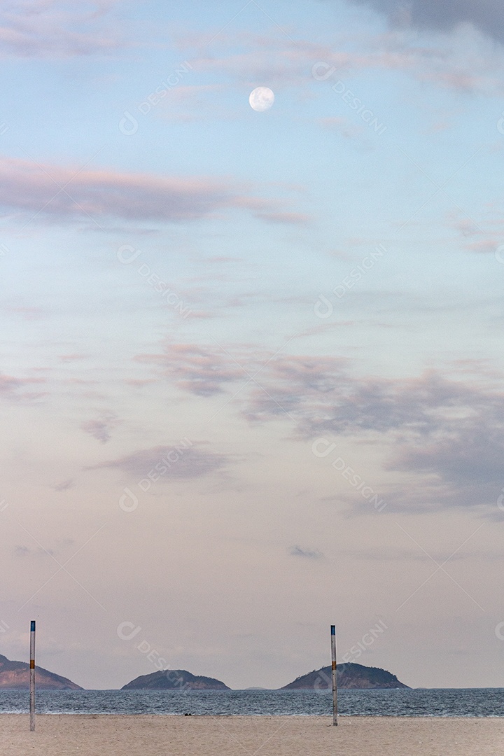 Nascer da lua ao entardecer na praia de Copacabana, no Rio de Janeiro, Brasil.