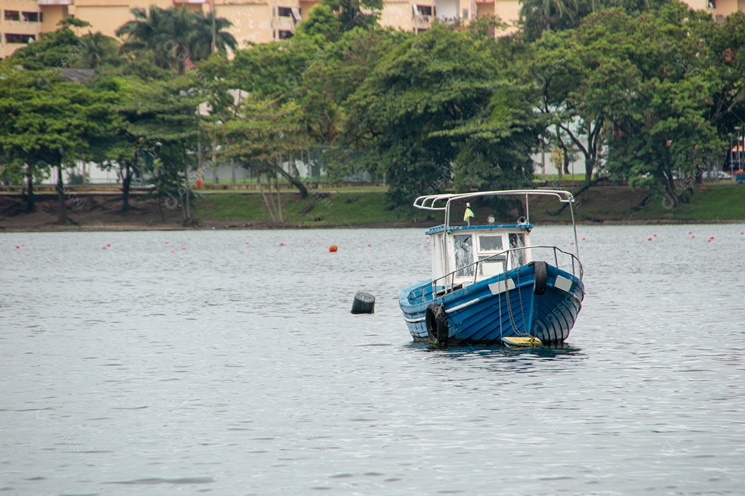 barco de pesca na lagoa Rodrigo de Freitas no rio de janeiro Brasil.