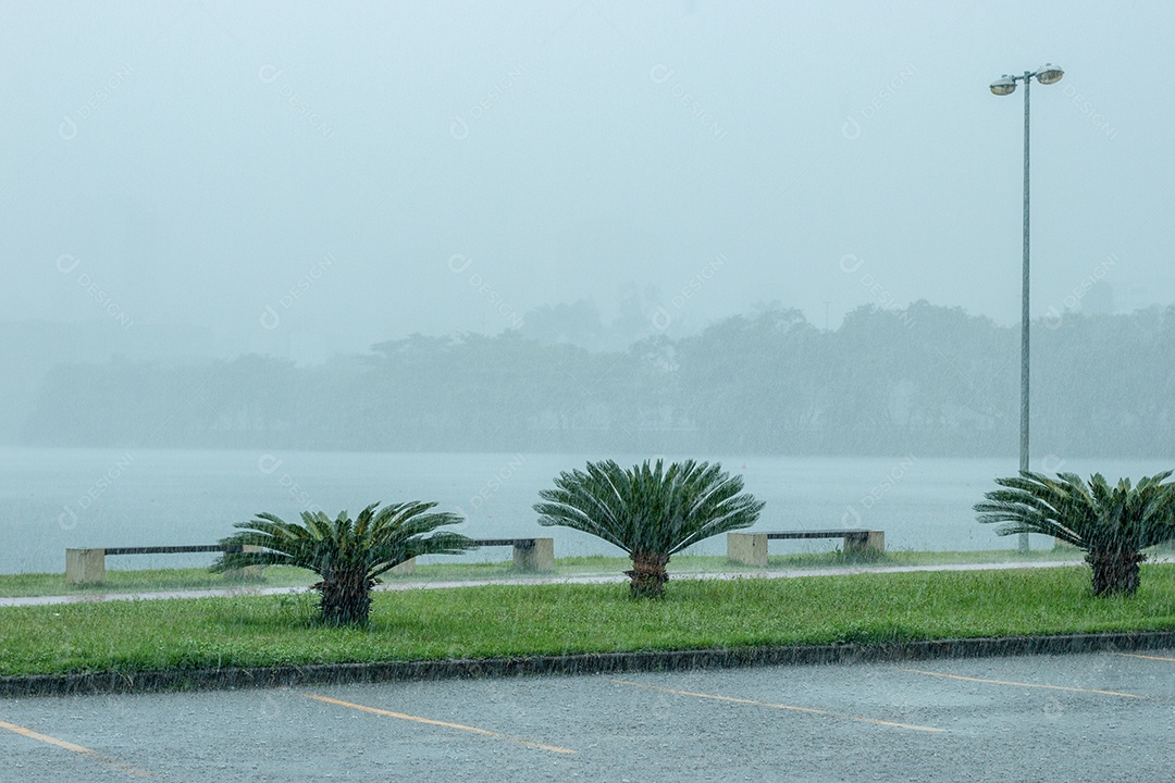 chuva na lagoa Rodrigo de Freitas no rio de janeiro Brasil.