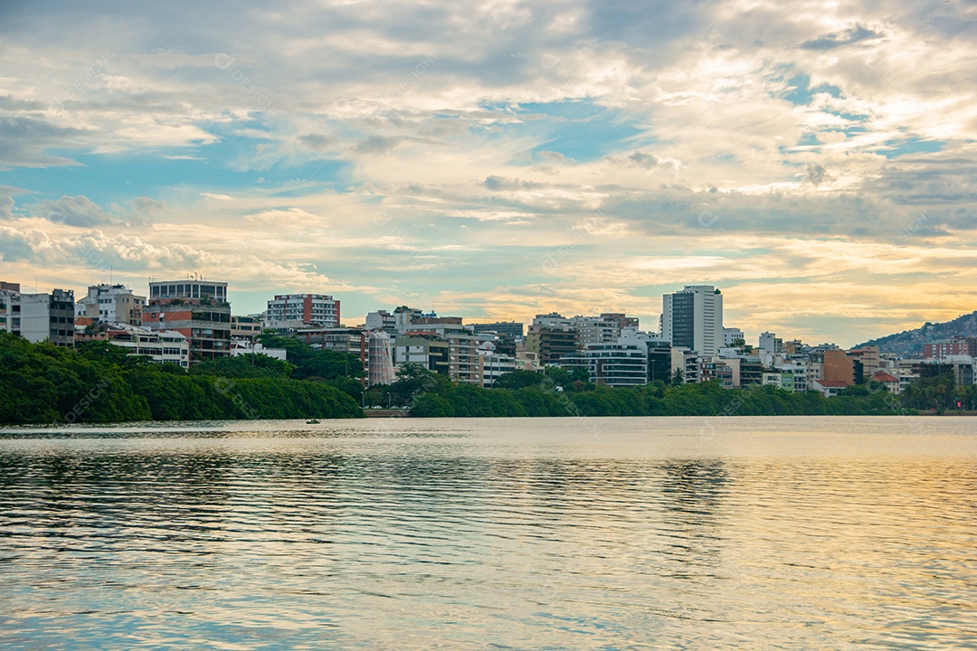 pôr do sol na Lagoa Rodrigo de Freitas no Rio de Janeiro Brasil.