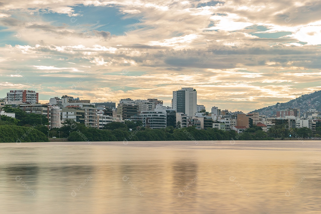 pôr do sol na Lagoa Rodrigo de Freitas no Rio de Janeiro Brasil.