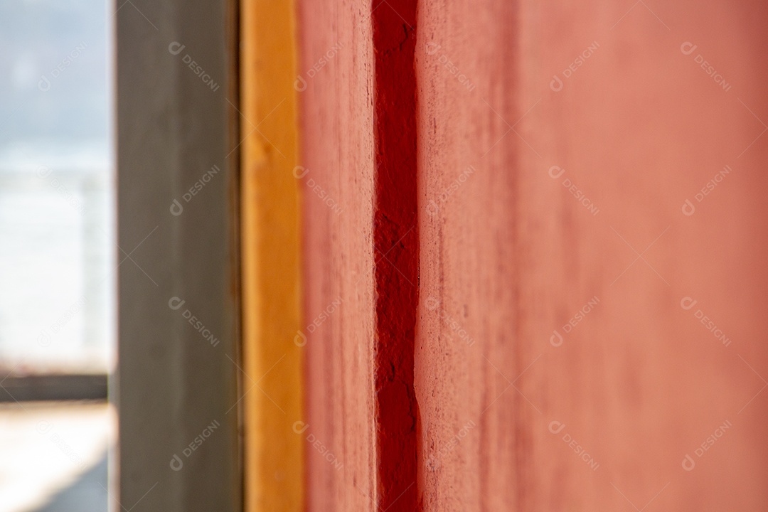 parede vermelha com detalhes laranja e cinza no Rio de Janeiro, Brasil.