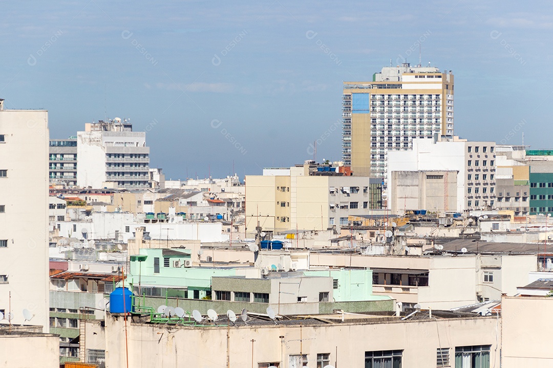 edifícios no bairro de copacabana com um lindo céu azul com nuvens no Rio de Janeiro - Brasil