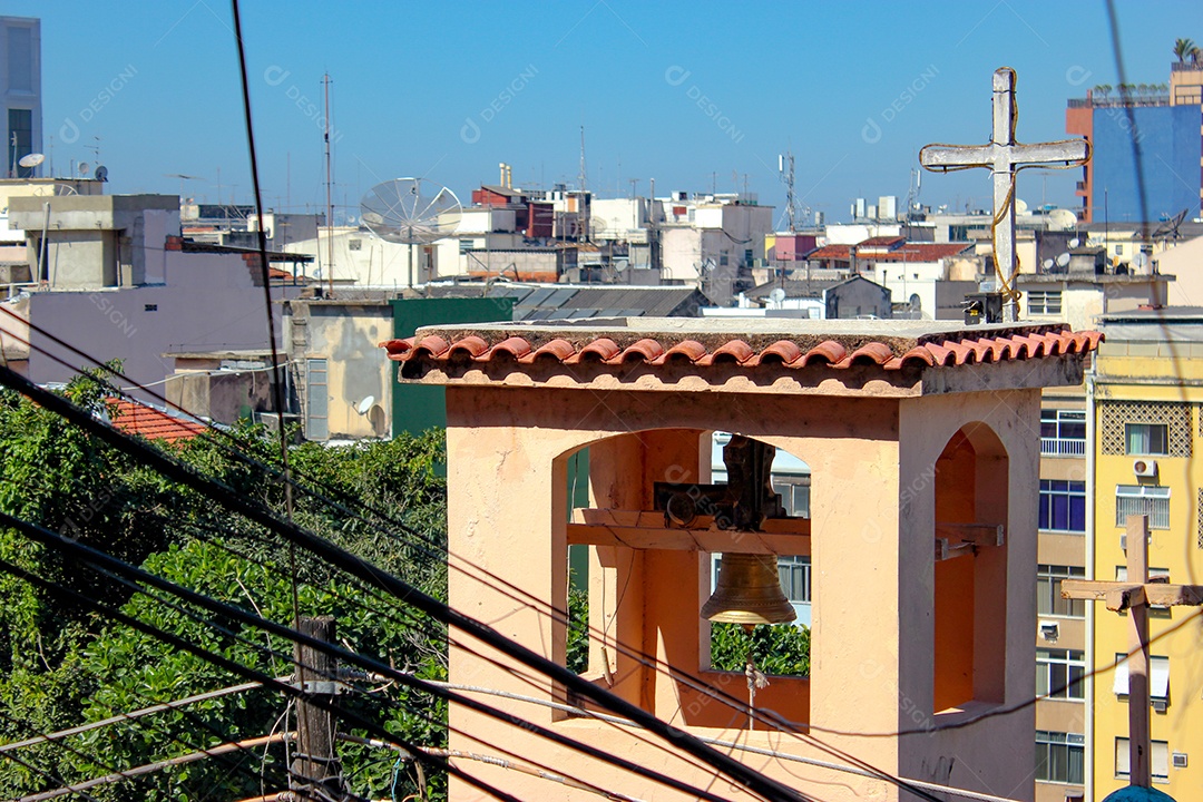 sino de uma igreja na colina do pavão no rio de janeiro, brasil.