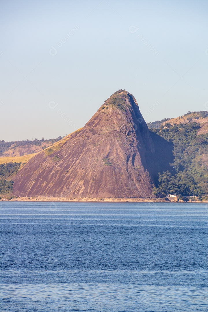 Cidade de Niterói vista da praia do flamengo no Rio de Janeiro, Brasil.
