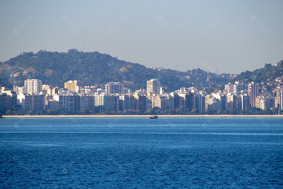 Cidade de Niterói vista da praia do flamengo no Rio de Janeiro, Brasil.
