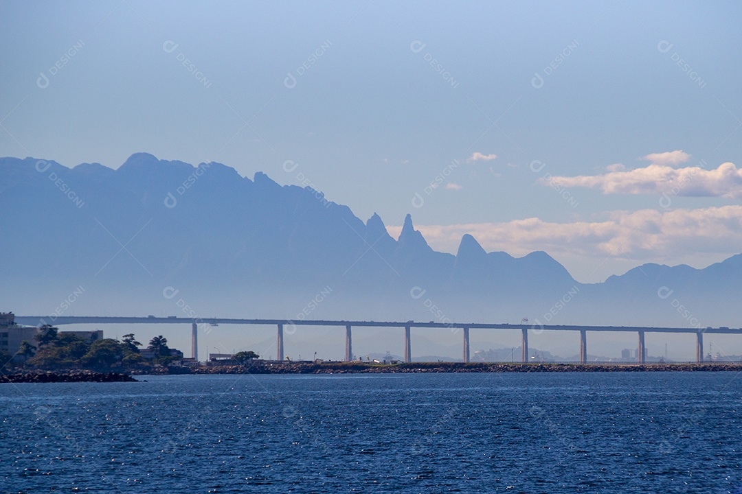 Ponte rio x niterói, com o sopé da serra (Serra dos Órgãos) é a principal ligação entre as cidades do Rio de Janeiro e Niterói no Brasil.