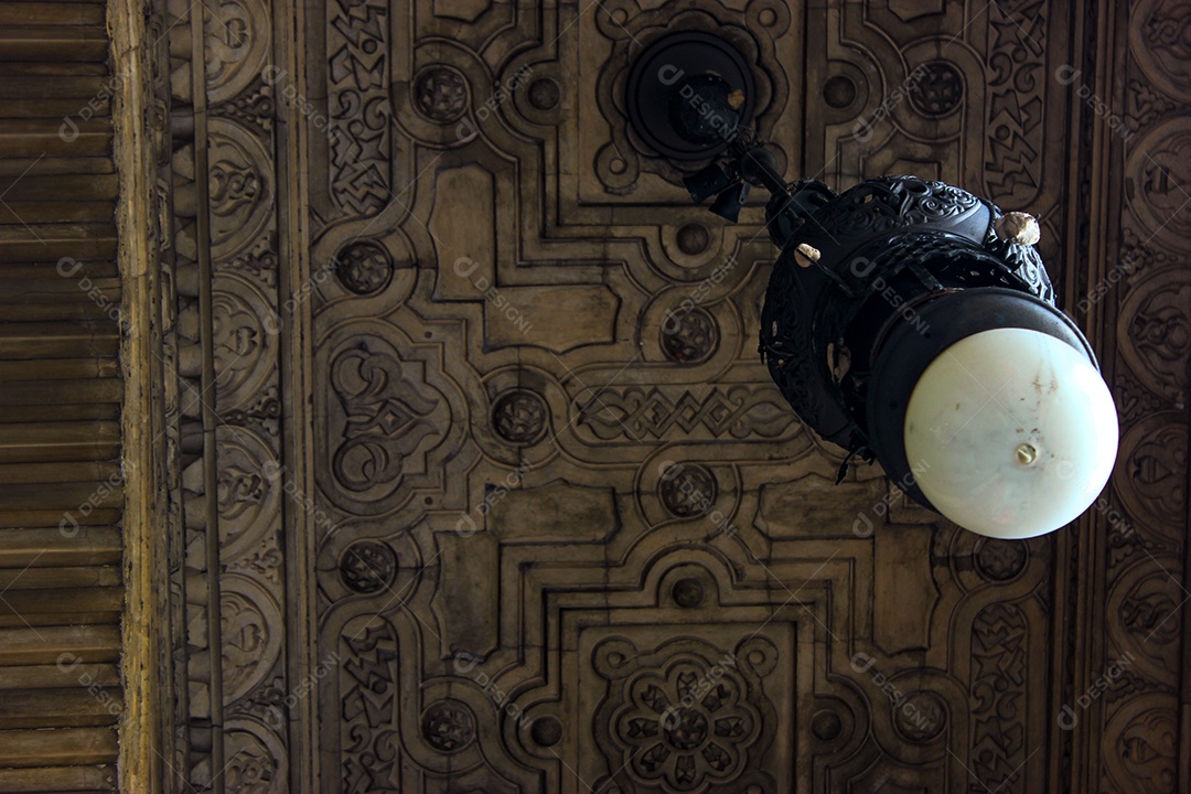 lustre antigo com cúpula branca no Rio de Janeiro.