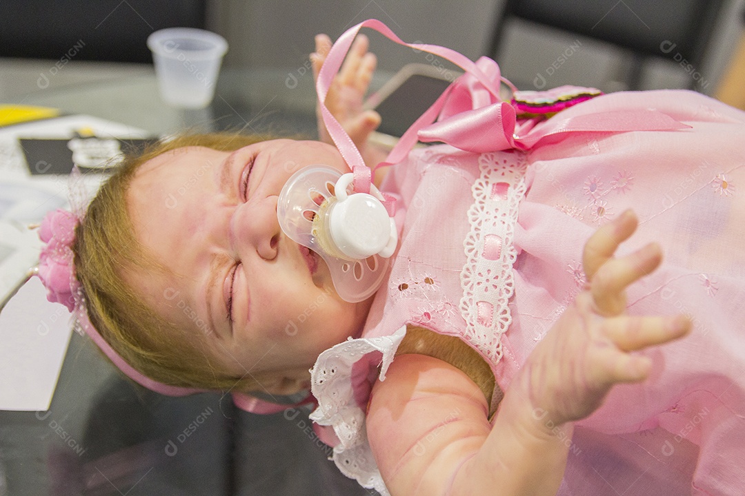 boneca reborn bebê em uma mesa no rio de janeiro Brasil.