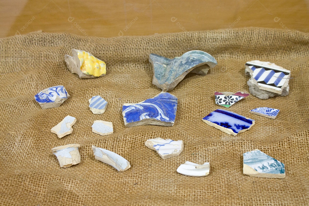 pedaços de porcelana azul quebrada em um tecido no Rio de Janeiro Brasil.