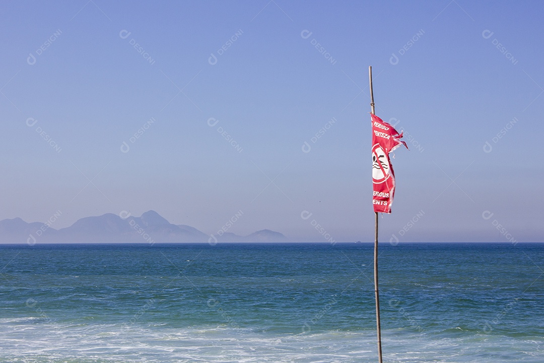 placas de informações brasileiras com as palavras: perigo atual