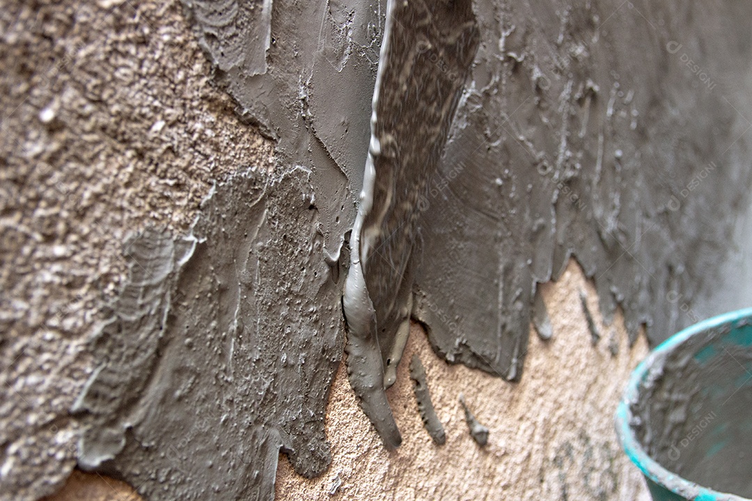 espátula passando cimento em uma parede no Rio de Janeiro Brasil.