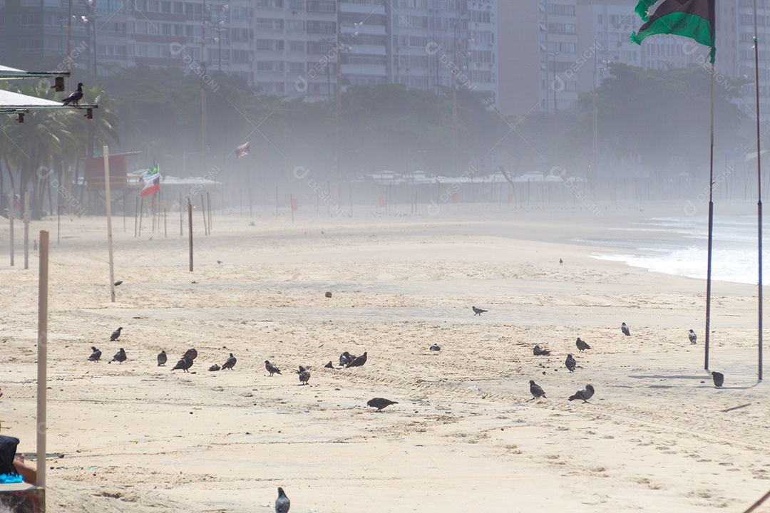 praia de copacabana vazia durante a quarentena do coronavírus no Rio de Janeiro Brasil.