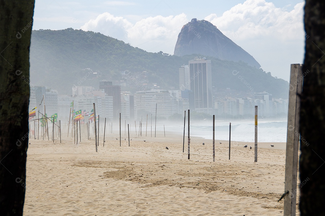 praia de copacabana vazia durante a quarentena do coronavírus no Rio de Janeiro Brasil.