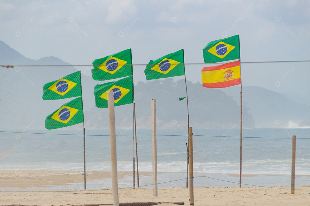 muitas bandeiras do brasil e uma da espanha ao ar livre na praia de copacabana, no rio de janeiro, brasil.