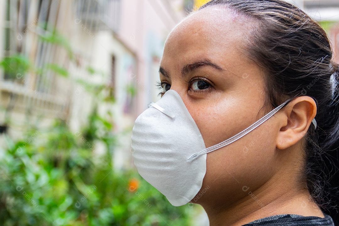mulher branca com máscara no rosto para se proteger do coronavírus no Rio de Janeiro.