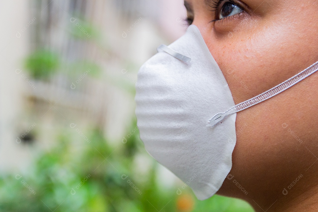 mulher branca com máscara no rosto para se proteger do coronavírus no Rio de Janeiro.