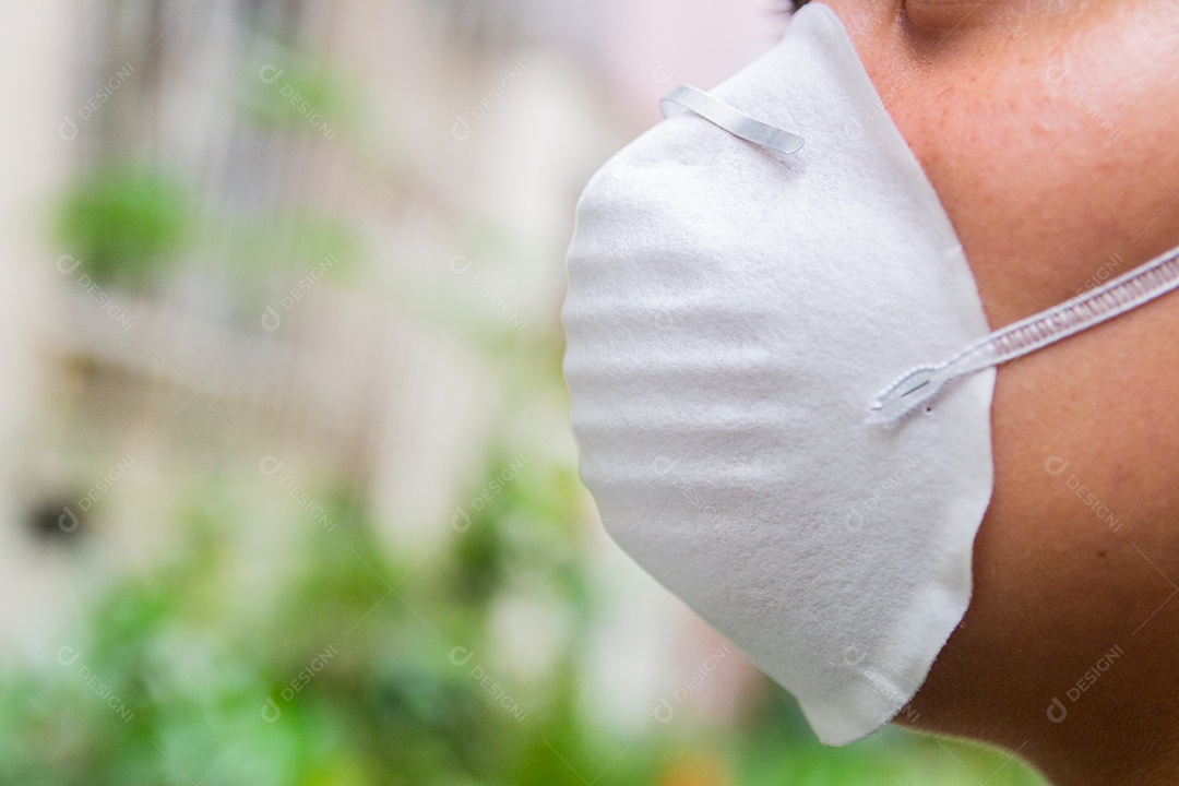 mulher branca com máscara no rosto para se proteger do coronavírus no Rio de Janeiro.