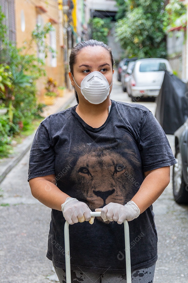 mulher branca com máscara no rosto para se proteger do coronavírus no Rio de Janeiro.