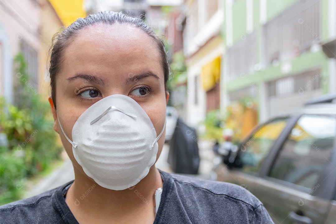 mulher branca com máscara no rosto para se proteger do coronavírus no Rio de Janeiro.