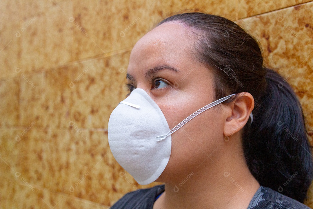 mulher branca com máscara no rosto para se proteger do coronavírus no Rio de Janeiro.