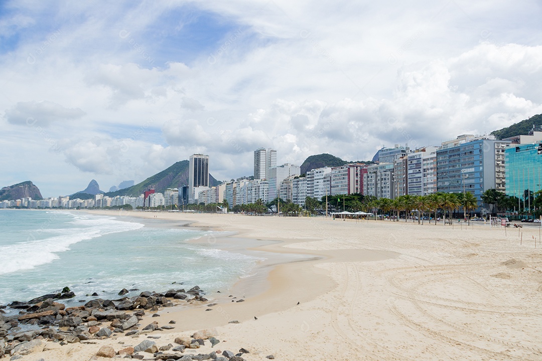 Praia de Copacabana vazia durante a quarentena da pandemia de coronavírus no Rio de Janeiro Brasil.