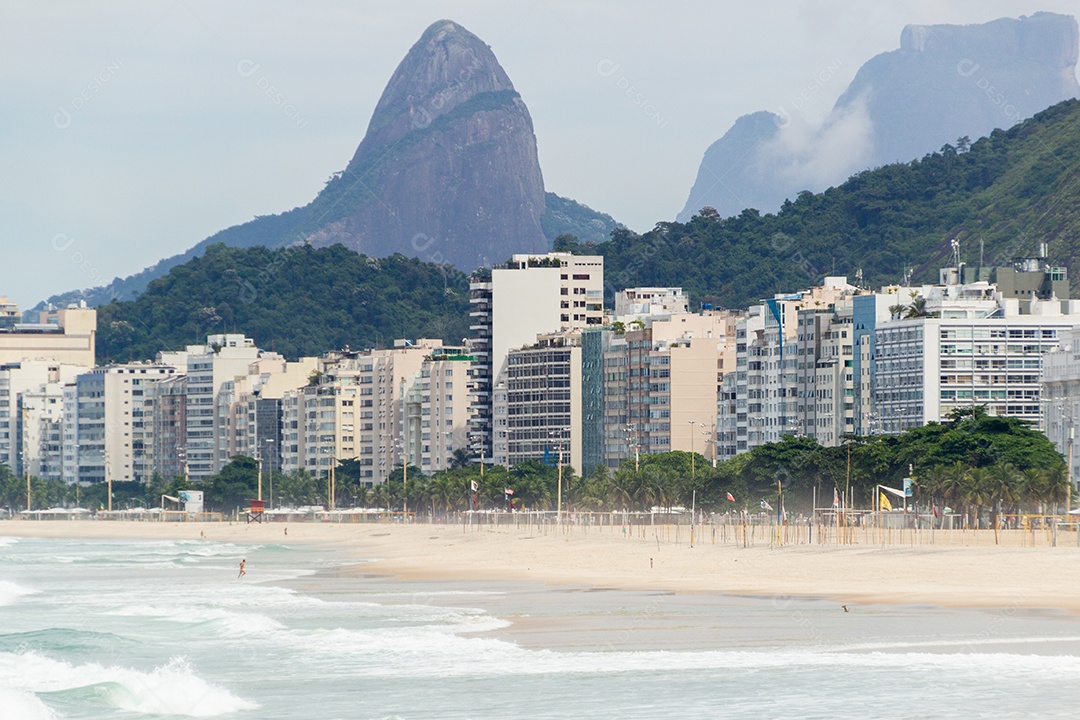 Praia de Copacabana vazia durante a quarentena da pandemia de coronavírus no Rio de Janeiro Brasil.