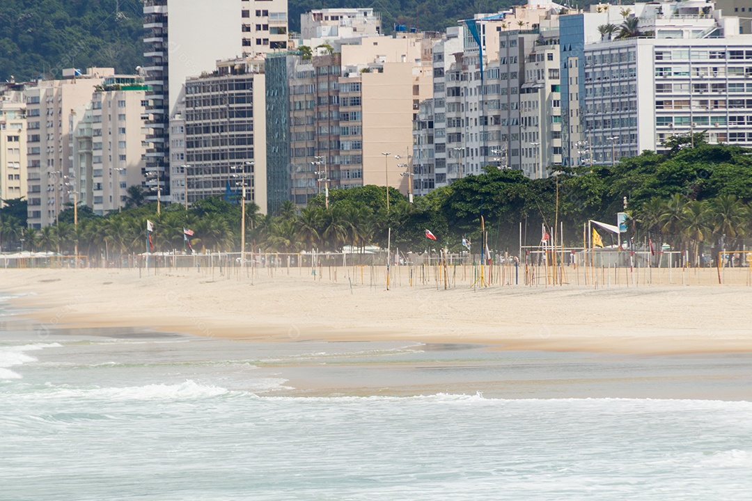 Praia de Copacabana vazia durante a quarentena da pandemia de coronavírus no Rio de Janeiro Brasil.