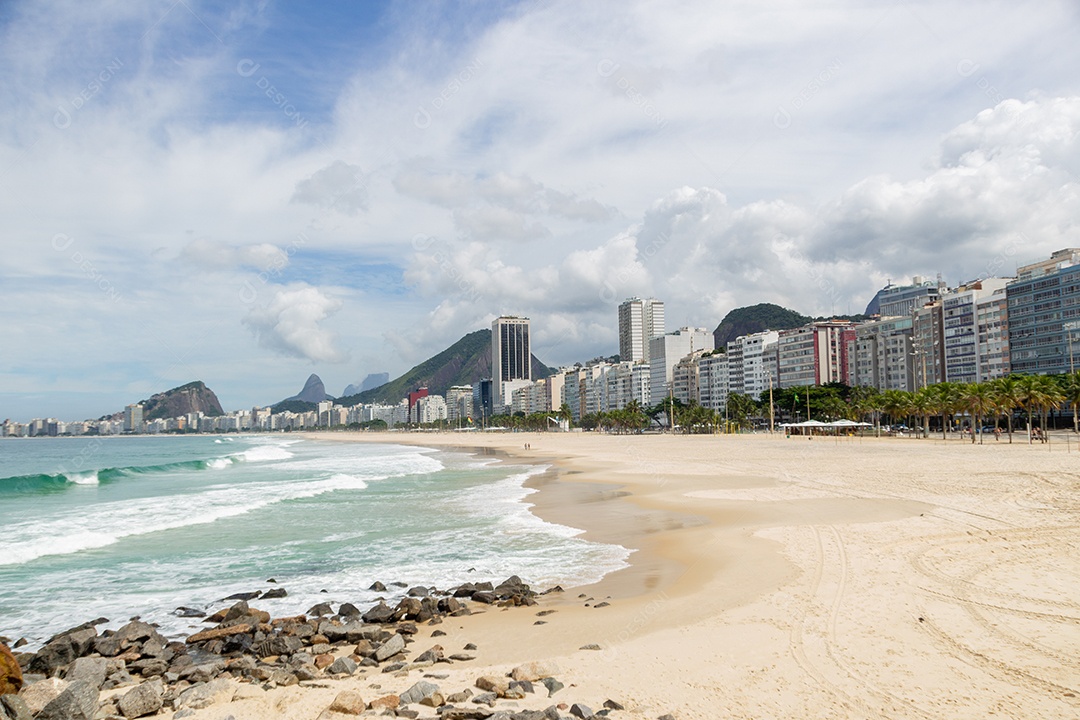 Praia de Copacabana vazia durante a quarentena da pandemia de coronavírus no Rio de Janeiro Brasil.