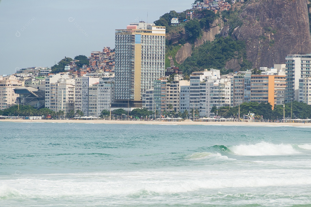 Praia de Copacabana vazia durante a quarentena da pandemia de coronavírus no Rio de Janeiro Brasil.
