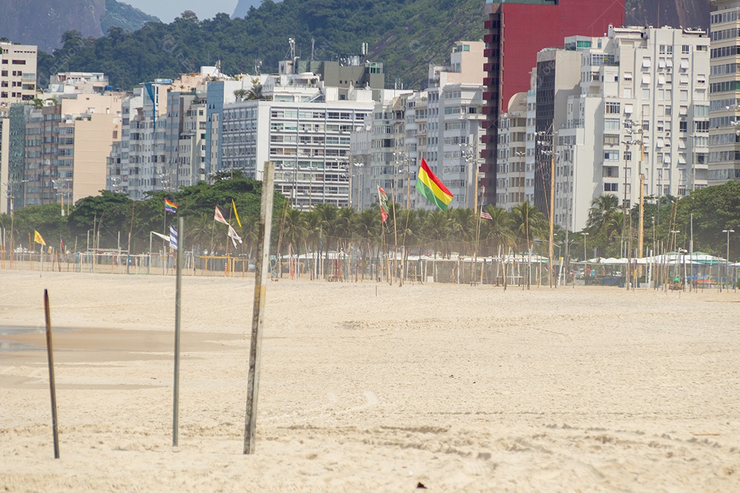 Praia de Copacabana vazia durante a quarentena da pandemia de coronavírus no Rio de Janeiro Brasil.